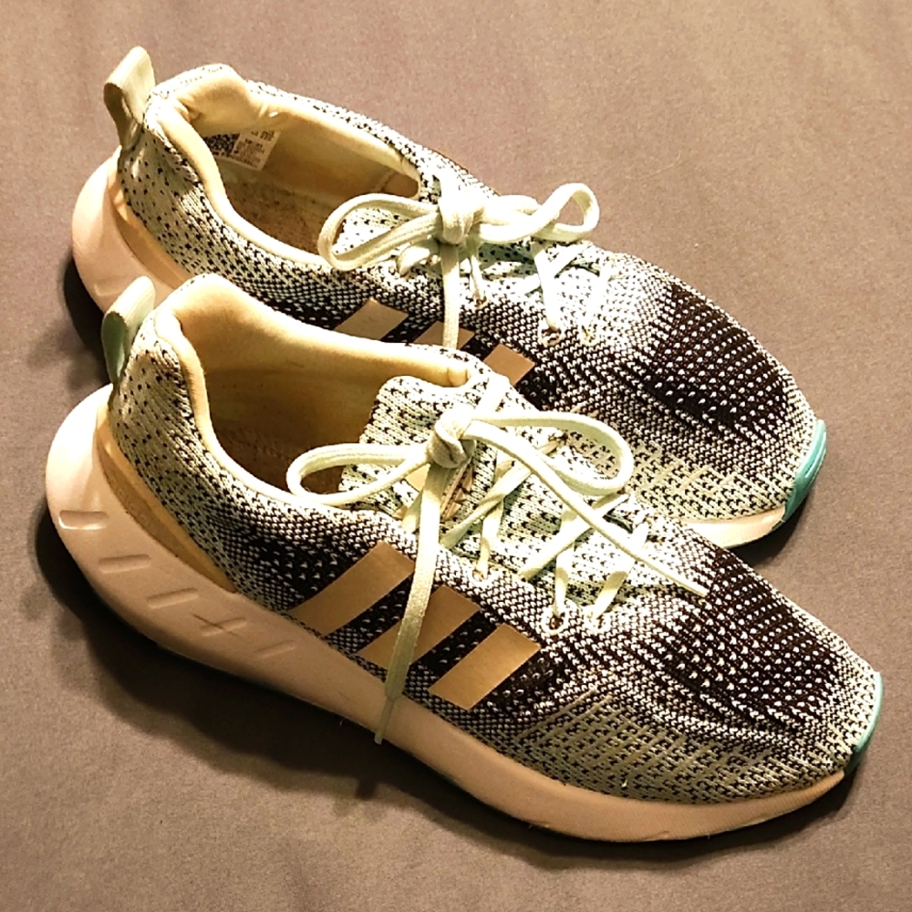 Women's ADIDAS SWIFT RUN 5.5
